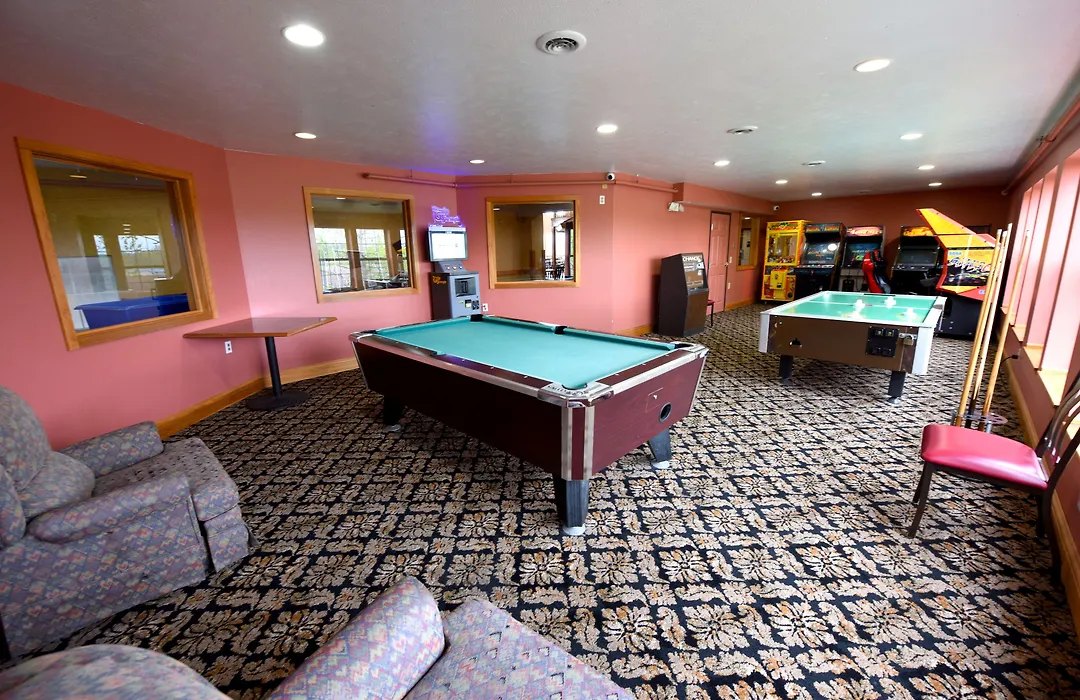 Crown Choice Inn & Suites Lakeview And Waterpark-1